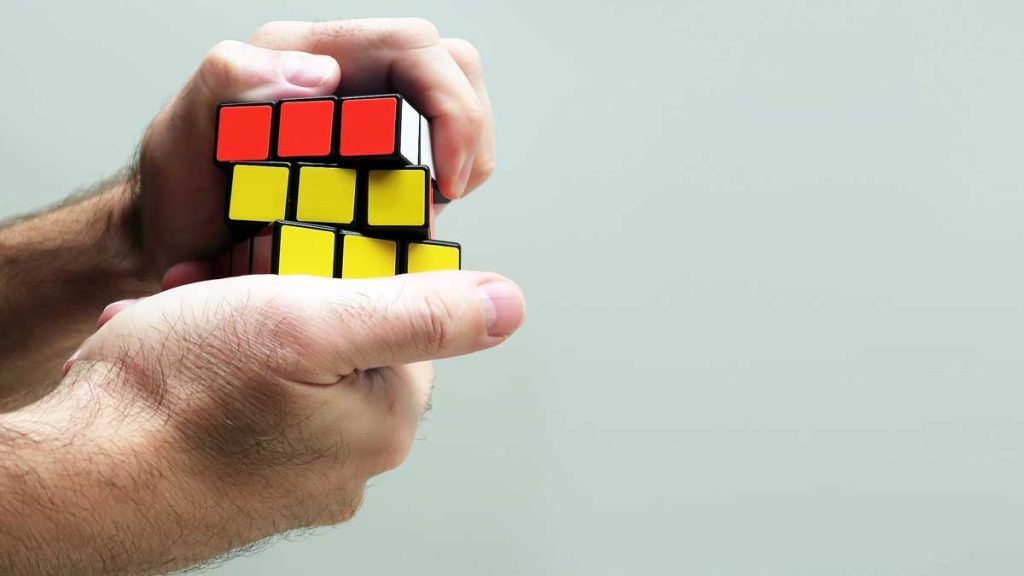 Dos manos sostienen un Cubo de Rubik