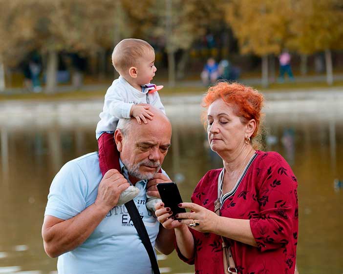 Abuelos con su nieto