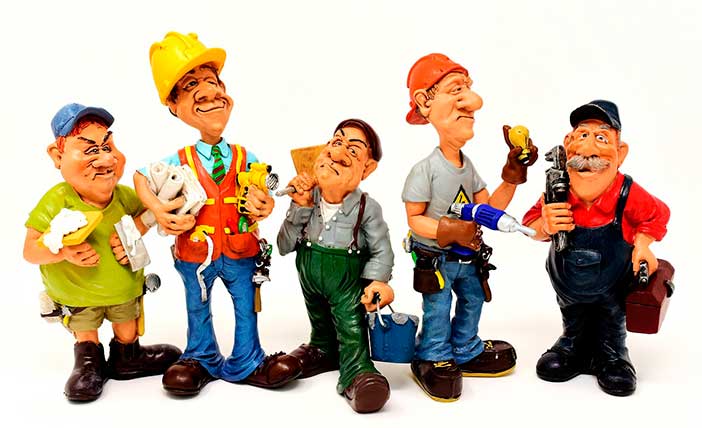 Figuras que representan diferentes oficios: albañil, fontanero, manitas y jefe de obra